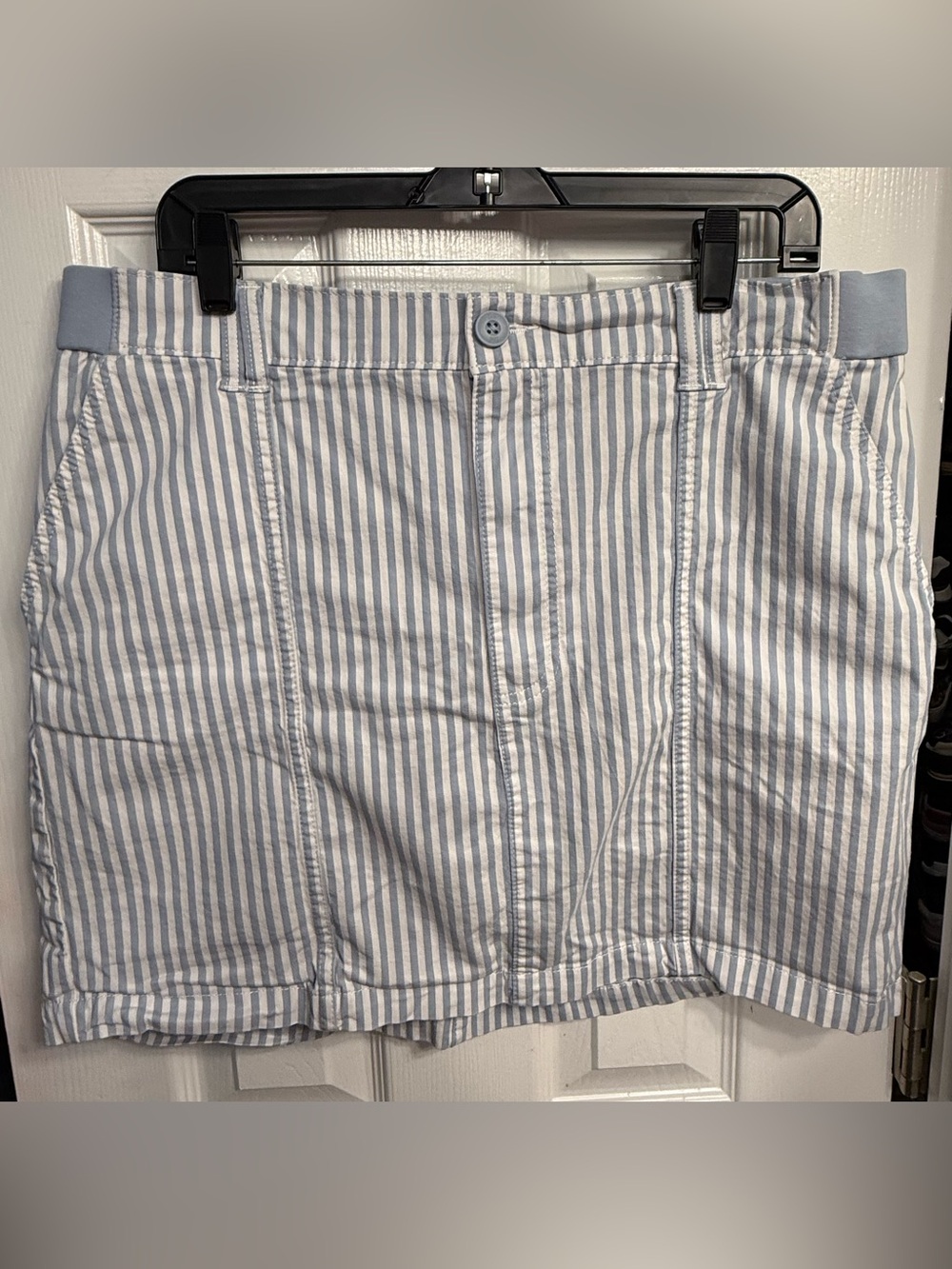 Lee 1980s core size 16  Light Blue and White Striped Flat Front Shorts